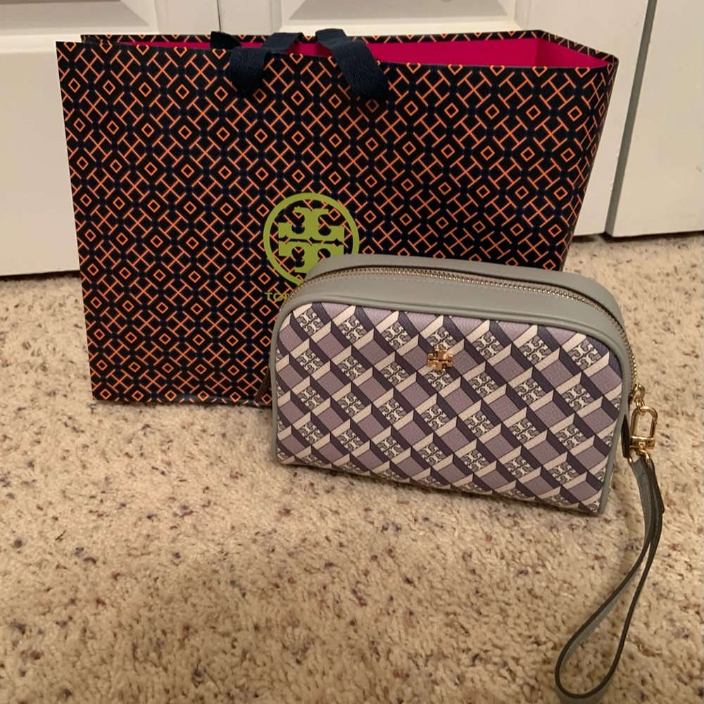 Tory Burch Geo Logo Essentials Pouch, NWT, Gray Geo Logo, Makeup bag or wristlet